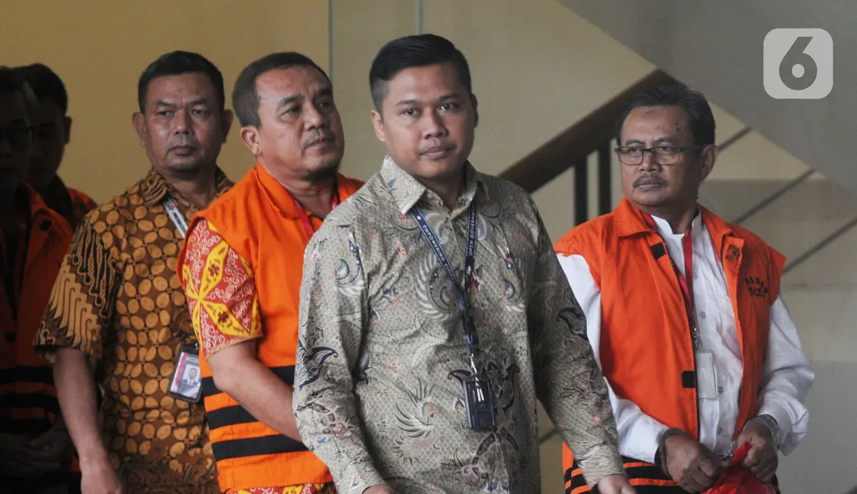 Bupati Indramayu nonaktif Supendi (kanan) dan Kadis PUPR Kabupaten Indramayu Omarsyah (tengah) usai menjalani pemeriksaan sebagai tersangka dugaan suap pengaturan proyek di Gedung KPK, Jakarta, Jumat (10/1/2020). (merdeka.com/Dwi Narwoko)