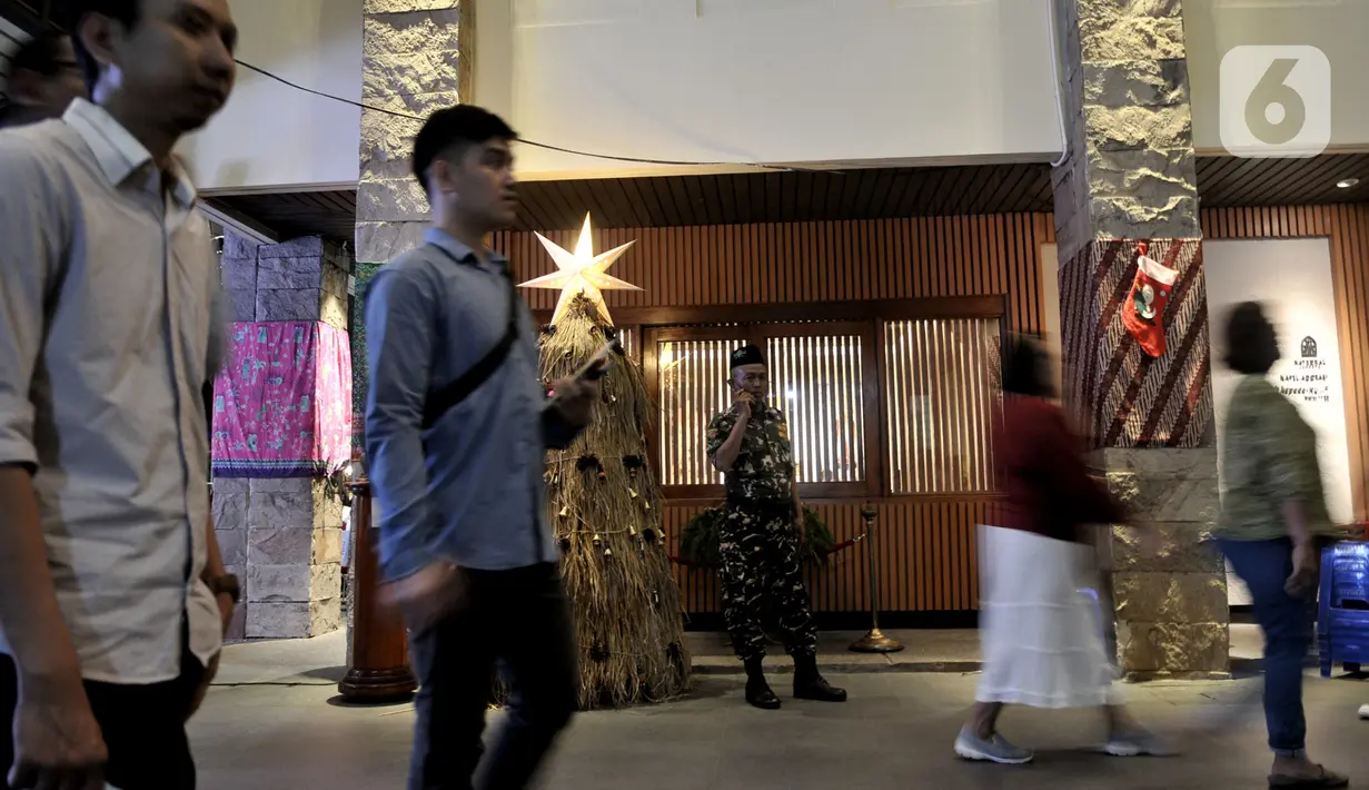 Barisan Ansor Serbaguna Nahdlatul Ulama (Banser NU) melakukan pengamanan misa Natal di Gereja Katedral, Jakarta, Rabu (25/12/2019). Puluhan personel Banser NU dikerahkan oleh GP Ansor untuk membantu pengamanan di Gereja Katedral Jakarta pada perayaan Natal 2019. (merdeka.com/Iqbal S Nugroho)
