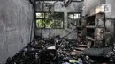Kondisi salah satu ruangan usai kebakaran melanda SMA Negeri 100 Jakarta, Rabu (1/7/2020). Kebakaran yang terjadi sekitar pukul 11.00 WIB tersebut diduga akibat korsleting listrik di salah satu ruangan lantai 2 sekolah. (merdeka.com/Iqbal S Nugroho)