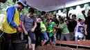 Ariel juga tidak mau melewatkan moment terakhir bersama ayahnya. Ikut membantu ke liang lahat. (Adrian Putra/Bintang.com)