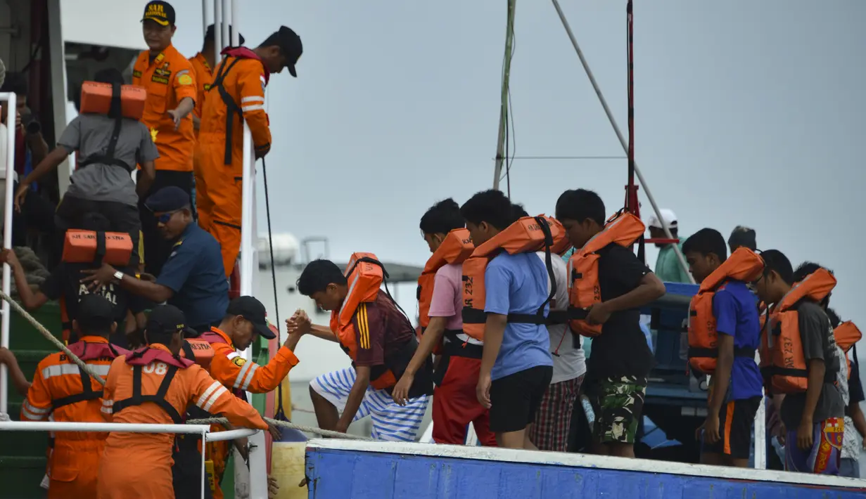 Personel Basarnas mengevakuasi korban selama simulasi penyelamatan pengungsi luar negeri di perairan Banda Aceh, Kamis (17/10/2019). Kegiatan diikuti peserta dari lintas stake holder terkait, termasuk unsur TNI, Polri, relawan dan pimpinan lembaga peduli bencana di Aceh. (CHAIDEER MAHYUDDIN/AFP)
