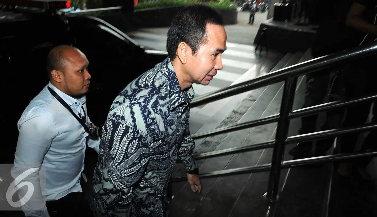 Tubagus Chaeri Wardhana menaiki anak tangga menuju ke gedung KPK, Jakarta, Senin (21/3). Wawan diperiksa sebagai tersangka perkara dugaan korupsi proyek pengadaan alat kesehatan di Provinsi Banten tahun 2011-2013. (Liputan6.com/Helmi Afandi)