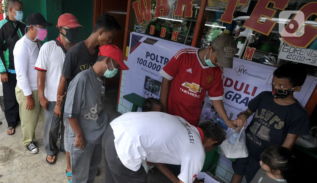 Warga antre mendapatkan nasi bungkus di salah satu warteg kawasan Jalan Tole Iskandar, Depok, Jawa Barat, Rabu (15/4/2020). Sejumlah lembaga sosial berinisiatif memberi bantuan nasi bungkus kepada warga yang terdampak virus corona COVID-19 lewat pemberdayaan warteg. (merdeka.com/Arie Basuki)