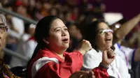 Menko PMK, Puan Maharani, menyaksikan langsung pertandingan Asian Games 2018 cabang olahraga Bola Basket Putra antara Tim Indonesia melawan Tim Korea Selatan di Hall Basket Komplek GBK, Senayan, Jakarta, Selasa malam (14/08).