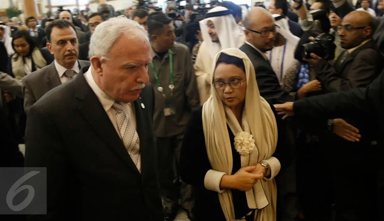 Menlu RI Retno Marsudi (kanan) berbincang dengan Menlu Palestina Riyad al-Maliki, Jakarta, Minggu (6/3/2016). KTT ke 5 membawa isu Palestina untuk kembali menjadi radar perhatian dunia internasional. (Liputan6.com/Faizal Fanani)