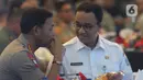 Kapolri Jenderal Pol Idham Aziz (kiri) berbincang dengan Gubernur DKI Jakarta Anies Rasyid Baswedan saat menghadiri acara Launching ETLE Development Program di Polda Metro Jaya, Jakarta, Kamis (5/12/2019). (merdeka.com/Imam Buhori)