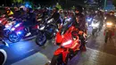 Selebritas Indonesia, Sintya Marisca membelah kemacetan di sepanjang Jakarta saat mengikuti city riding bersama Pertamina Enduro pada Minggu (26/11/2023). (Bola.com/Bagaskara Lazuardi)