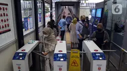 Sejumlah penumpang memasuki Halte Transjakarta Polda, Jakarta, Kamis (21/10/2021). PT Transportasi Jakarta (Transjakarta) mulai memberlakukan kapasitas angkut pelanggan sebesar 100 persen mulai hari ini. (Liputan6.com/Herman Zakharia)