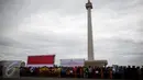 Para peserta upacara mengenakan pakaian adat berbagai daerah pada peringatan HUT ke-45 Korps Pegawai Republik Indonesia (Korpri) di Silang Monas, Jakarta, Selasa (29/11). Presiden Jokowi bertindak menjadi Inspektur Upacara. (Liputan6.com/Faizal Fanani)