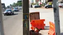 Kendaraan melintas di samping tangga akses JPO di Jalan Antasari, Jakarta, Jumat (24/5/2019). Proyek pelebaran jalan yang tidak dibarengi dengan pemanjangan JPO menyebabkan akses tangga JPO tersebut berada di tengah jalan. (Liputan6.com/Immanuel Antonius)