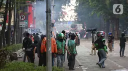 Aksi unjuk rasa massa di depan Mako Korps Brimob Polda Metro Jaya di kawasan Kwitang, Jakarta Pusat, Jumat (29/8/2025) sempat mengalami kericuhan. (Liputan6.com/Helmi Fithriansyah)