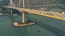 KAWS: HOLIDAY muncul kembali di 2019. Kali ini, ia terlihat sedang mengapung di air pelabuhan Victoria,  Hong Kong. [Instagram/arr.allrightsreserved]