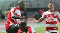 Pemain Madura United rayakan gol Greg Nwokolo (kiri) ke gawang Perseru Serui pada laga Grup C di Gelora Bung Tomo, Kamis (18/1/2018). (Dok Madura United)