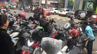 Petugas memarkirkan kendaraan secara manual di sepanjang Jalan Sabang, Jakarta, Jumat (15/12). Karena berakhirnya kontrak, penarikan biaya parkir di 3 wilayah di Jakarta kembali dilakukan secara manual. (Liputan6.com/Immanuel Antonius)