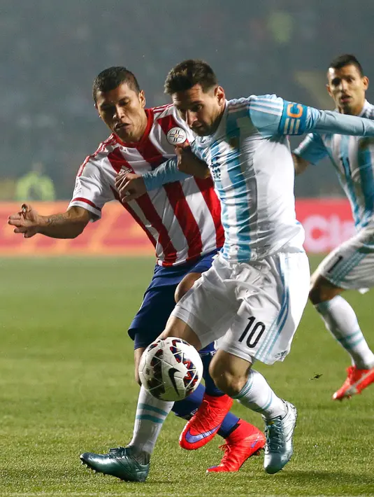 Penyerang Argentina, Lionel Messi mengontrol bola dari kejaran bek Paraguay, Marcos Caceres pada semifinal Copa Amerika 2015 di Concepcion, Chili, (1/7/2015). Argentina melangkah ke final usai mengalahkan Paraguay 6-1. (Reuters/Mariana Bazo)