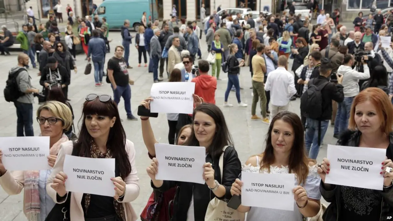 Jurnalis Bosnia memegang spanduk bertuliskan "Jurnalisme bukan kejahatan" dan "Hentikan kekerasan terhadap jurnalis," di pusat kota Sarajevo, untuk memprotes pemukulan terhadap wartawan Vladimir Kovacevic, di Banja Luka (AP)