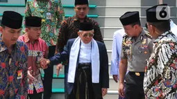 Wakil Presiden Ma’ruf Amin usai melakukan salat Jumat sebelum membuka acara Musyawarah Bersama (Mubes) di Masjid Baiturrahman, Semarang, Jumat (13/12/2019).  Musyawarah Bersama tersebut diselenggarakan MUI, IPHI, DMI, BWI dan Baznas. (Liputan6.com/Gholib)