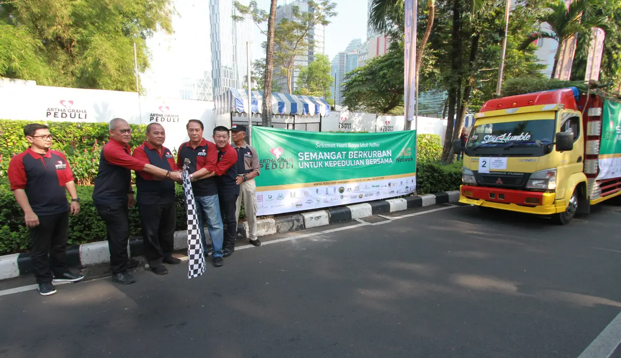 Ketua Umum Artha Graha Peduli (AGP) Heka Hertanto, Ketua Panitia Idul Adha AGP Panji Parmadi Aji, Senior AGP Ronny Bratawijaya, Senior AGP Teuku Ashikin Husein, Direktur BAGI Indra S. Budianto melepas distribusi hewan kurban AGP di kawasan SCBD, Jakarta, Sabtu (10/8/2019). (Liputan6.com/HO/Rizky)
