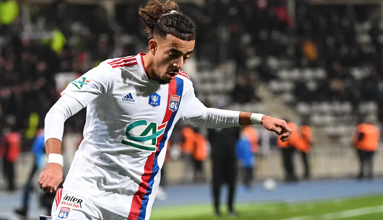 Pemain Lyon, Malo Gusto menggiring bola pada laga babak 64 besar Piala Liga Prancis melawan Paris FC di Charlety Stadium, Paris, 17 Desember 2021. Malo Gusto direkrut Chelsea dengan harga 30 juta euro pada bursa transfer Januari 2023. (AFP/Bertrand Guay)
