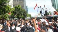 Suasana di luar gedung bekas PN Jakarta Pusat tempat sidang Ahok digelar. (Via: Adrian Putra/Bintangcom)