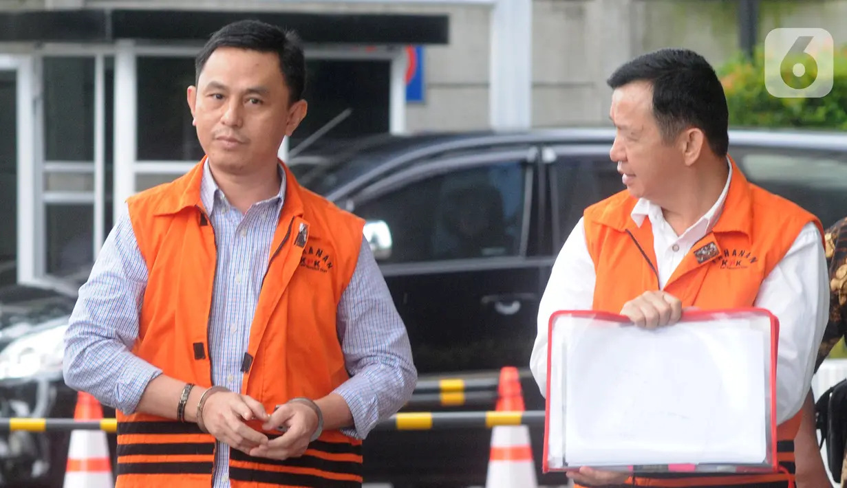 Kepala Dinas Perdagangan nonaktif Kabupaten Lampung Utara Wanhendri (kiri) dan Kepala Dinas PUPR Syahbuddin tiba di Gedung KPK, Jakarta, Jumat (3/1/2020). Keduanya diperiksa sebagai tersangka terkait sejumlah proyek Dinas PUPR dan Dinas Perdagangan Kabupaten Lampung Utara. (merdeka.com/Nwi Narwoko)