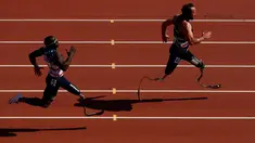 Luke Sinnott dari Inggris (kanan) saat bersaing dalam kompetisi IT2 100m Heat 2 selama Invictus Games 2017 di Stadion York Lions, Toronto, Kanada (24/9). Sinnott adalah seorang kapten tentara saat bertugas di Afghanistan. (Justin Heiman/Getty Images/AFP)
