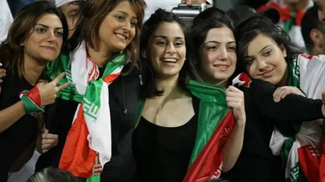 Ketika Fans Wanita Iran Langgar Aturan Adat Umbar Aurat di Stadion