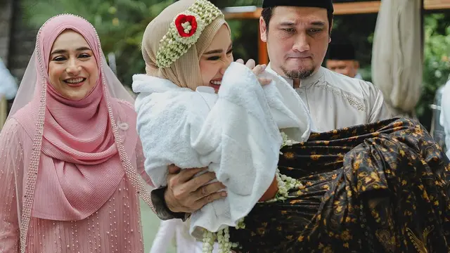 Siraman anak Cindy Fatikasari dan Tengku Firmansyah
