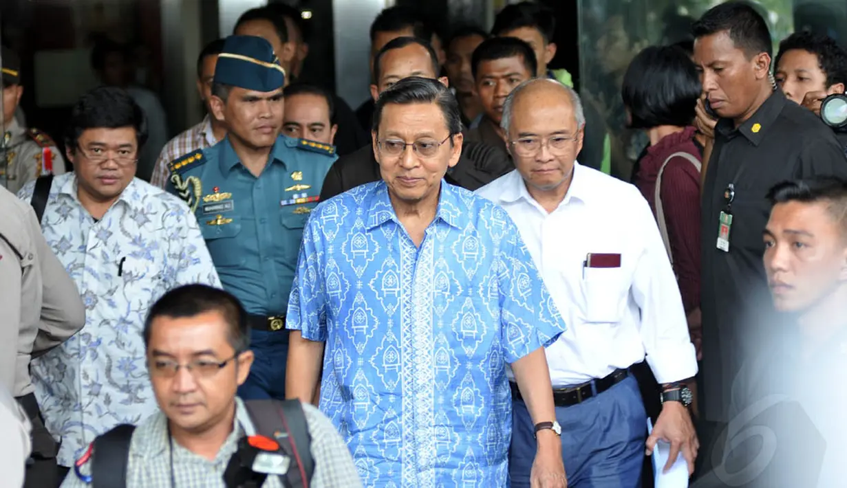 Boediono terlihat keluar dari lobi gedung pengadilan Tindak Pidana Korupsi (Tipikor) Jakarta, Jumat, (9/5/2014) (Liputan6.com/Johan Tallo)