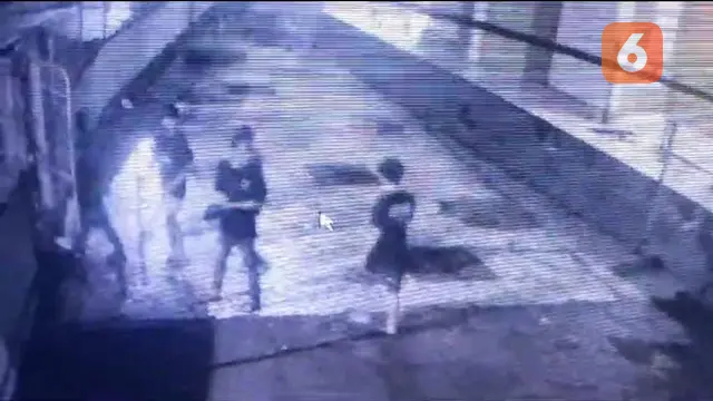 Tangkapan layar sekelompok pemuda ancam badik jemaah masjid (Liputan6.com/Istimewa)