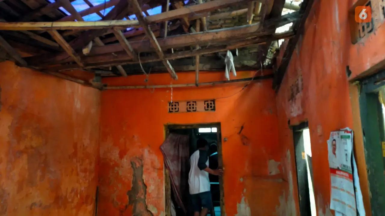 Kondisi rumah Yadi yang nyaris ambruk di Kampung Cisarua RT 02/04, Kelurahan Tipar, Kota Sukabumi (Liputan6.com/Fira Syahrin).