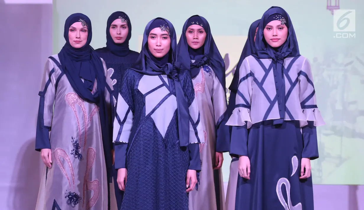 Sejumlah model berpose di atas catwalk mengenakan koleksi desainer Indonesia Fashion Chamber (IFC) dalam Fimela Fuchsia Market 2018 di Kota Kasablanka, Jakarta, Sabtu (26/5). (Liputan6.com/Arya Manggala)