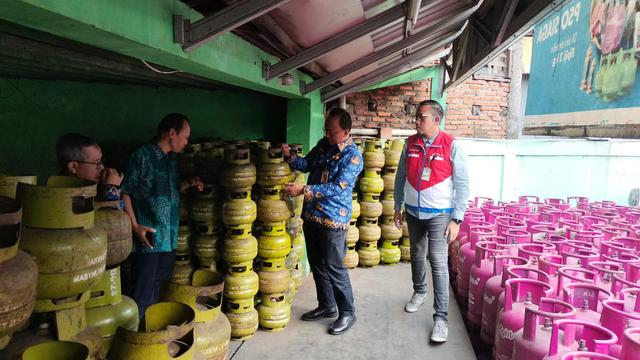 Dinas Tenaga Kerja Transmigrasi dan Energi (Disnakertransgi) melakukan monitoring ketersediaan stok dan pendistribusian LPG tabung 3 kg