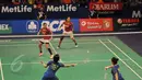 Ganda putri Tiongkok, Tang Jinhua/Tian Qing mengembalikan kok ke arah pasangan Greysia Polii/Nitya di final BCA Indonesia Open Superseries Premier 2015 di Jakarta, Minggu (7/6/2015). Tang JH/Tian Q menang 21-11, 21-10. (Liputan6.com/Andrian M Tunay)