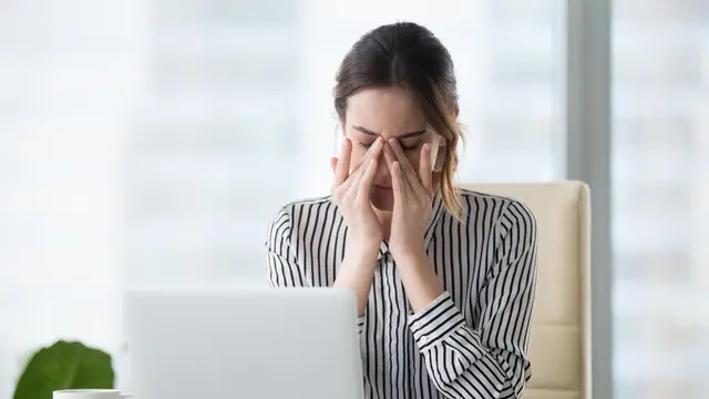 6 Cara Alami Terbaik Mengatasi dan Mencegah Tampilan Garis Halus di Kulit Sekitar Mata