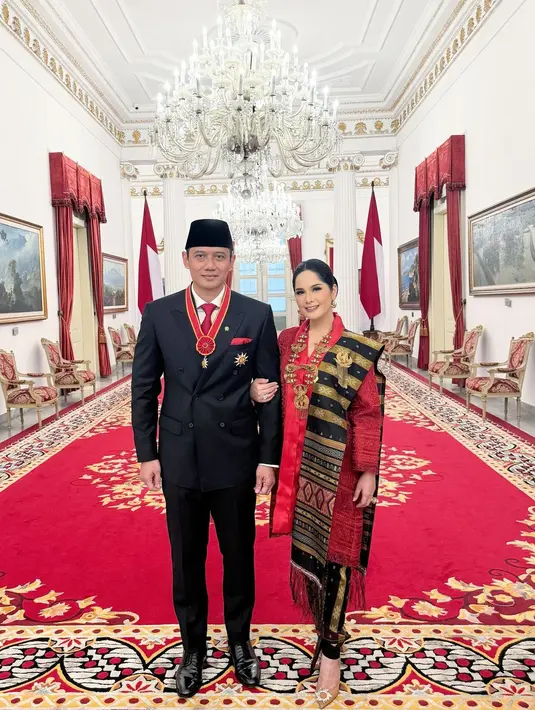 Annisa Pohan tampil cantik elegan mengenakan kebaya merah dengan padu padan kain wastra bernuansa hitam yang kontras, namun serasi. Kalung emas dan heels kuning kecokelatan menjadi penyempurna keseluruhan penampilannya. [Foto: Instagram/annisayudhoyono]