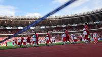 Para pemain Timnas Indonesia dan Vietnam memasuki lapangan sebelum dimulainya laga leg pertama babak semifinal Piala AFF 2022 di Stadion Utama Gelora Bung Karno (SUGBK), Jumat (6/1/2023) sore WIB. Dalam beberapa laga sebelumnya, pasukan Shin Tae-yong masih nir-kemenangan atas Vietnam. (Bola.com/Bagaskara Lazuardi)