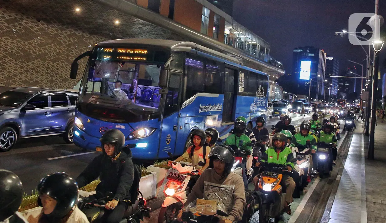 Gubernur Daerah Khusus Jakarta, Pramono Anung akan terus menambah rute layanan Transjabodetabek. (Liputan6.com/Angga Yuniar)