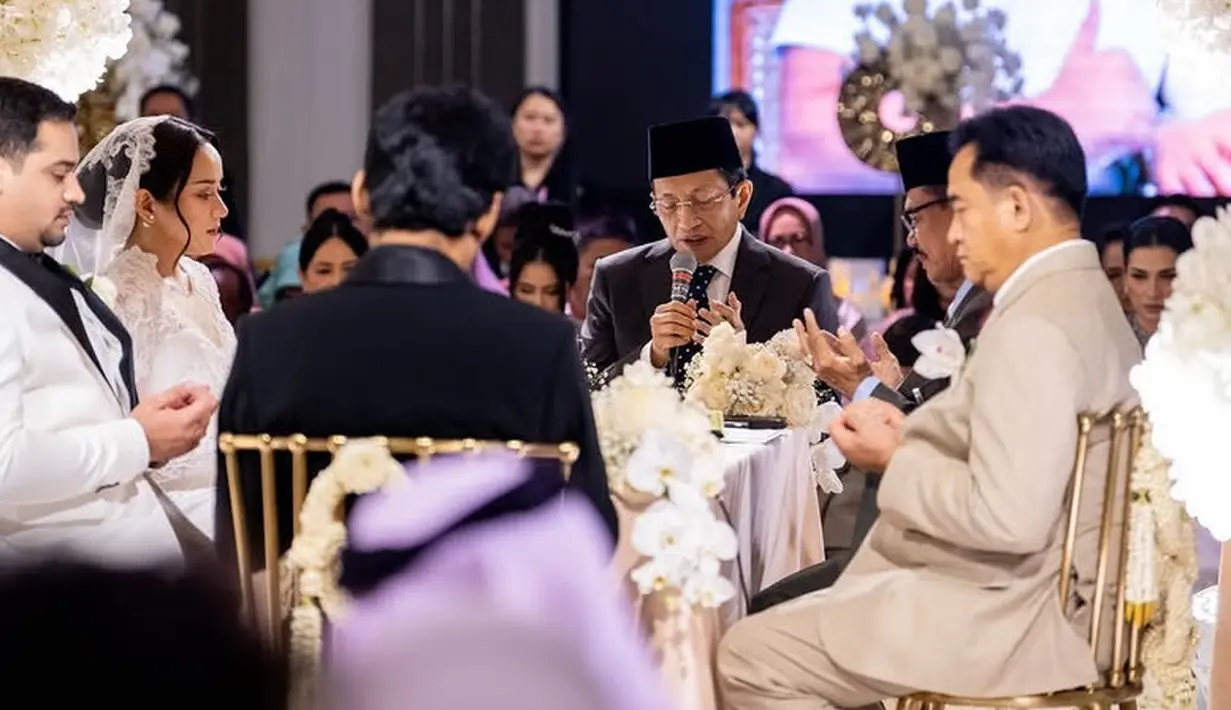 Menteri Agama, Nasarudin Umar bertindak sebagai saksi. Beliau tampil dengan jas dan peci hitam dipadukan dengan inner kemeja putih serta dasi hitam bermotif.  [@nasaruddin_umar]