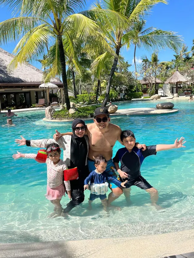 Intan Nuraini bersama keluarga di kolam renang (Instagram/intan_nuraini23)