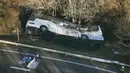 Sebuah bus yang ditumpangi pengunjung resor ski mengalami kecelakaan di Karuizawa, prefektur Nagano, Jepang, Jumat (15/1). Bus tersebut tergelincir dan menewaskan 14 orang serta melukai 27 lainnya. (REUTERS/Kyodo)