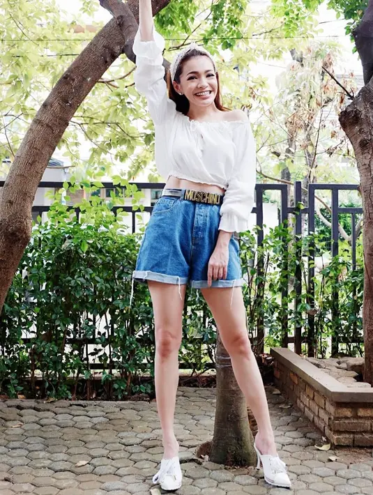 “Aku memang pada dasarnya suka nabung jadi semua pengeluaran aku pasti lebih kecil dari pemasukan aku di setiap waktu. Jadi aku selalu nabungin terus kan, jadi saat kayak gini terasa banget,” pungkas Maya Septha. (Instagram/mayaseptha7)