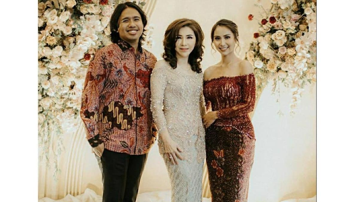 6 Potret Ibunda Joshua Suherman yang Jadi Sorotan, Awet Muda dan Berhati Mulia