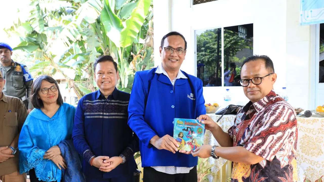 Pelatihan dilakukan mahasiswa Magister Ilmu Komunikasi Politik Universitas Paramadina kepada warga miskin di sekitar Ponpes Darul Futuuh, Harapan Mulya, Kota Bekasi. (Liputan6.com/Bam Sinulingga)