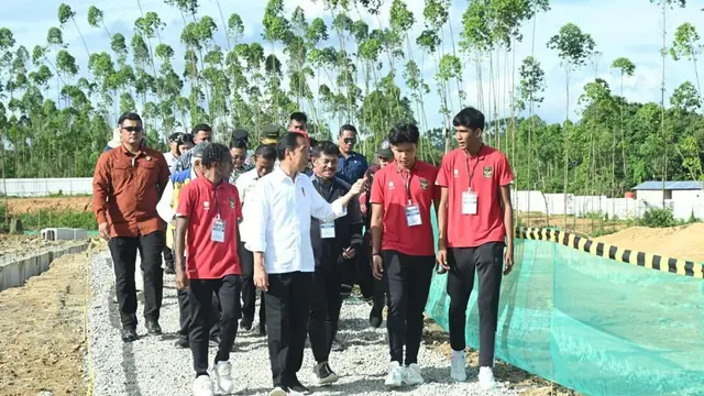 Jokowi Tinjau Progres Pembangunan Training Center PSSI di IKN