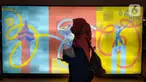 Seorang pengunjung melintas saat mengunjungi pameran Jakarta Film Week 2022 hari kedua di CGV Grand Indonesia, Jakarta, Jumat (14/10/2022). Jakarta Film Week merupakan festival film internasional yang berbasis di Jakarta. selain bisa dihadiri secara langsung selama festival berlangsung, festival ini dapat dinikmati pecinta film di seluruh Indonesia secara daring. (Liputan6.com/magang/Aida Nuralifa)