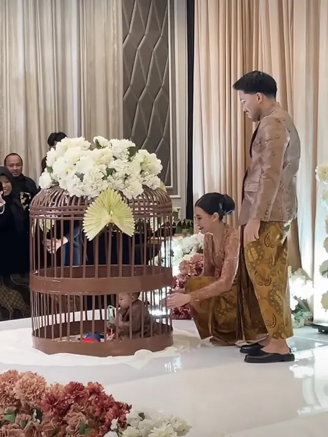 Tedak Siten Arash Putra Aaliyah dan Thariq