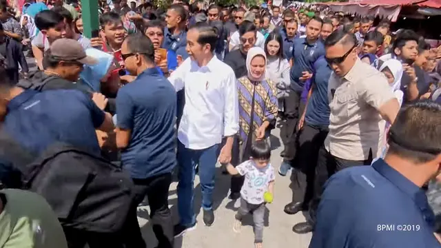 Presiden Joko Widodo dan Jan Ethes berkunjung ke Pasar Beringharjo (YouTube/  Sekretariat Presiden)