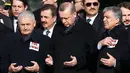 Presiden Turki, Tayyip Erdogan (tengah) berdoa bersama ratusan pelayat lain saat upacara pemakaman anggota Polisi yang tewas dalam ledakan bom di Istanbul, Turki (11/12). (Reuters/Murad Sezer)