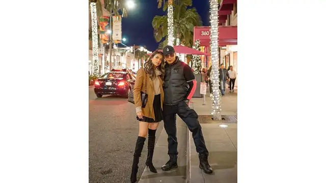 Potret mesra Deddy Corbuzier dan Sabrina Chairunnisa saat mengunjungi Beverly Hills.